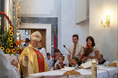 Pożegnanie ks. Biskupa przez dzieci i rodziców