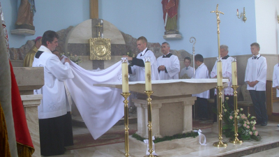 Nakrycie ołtarza wskazuje, że ołtarz chrześcijański jest miejscem Ofiary eucharystycznej oraz stołem Pańskim